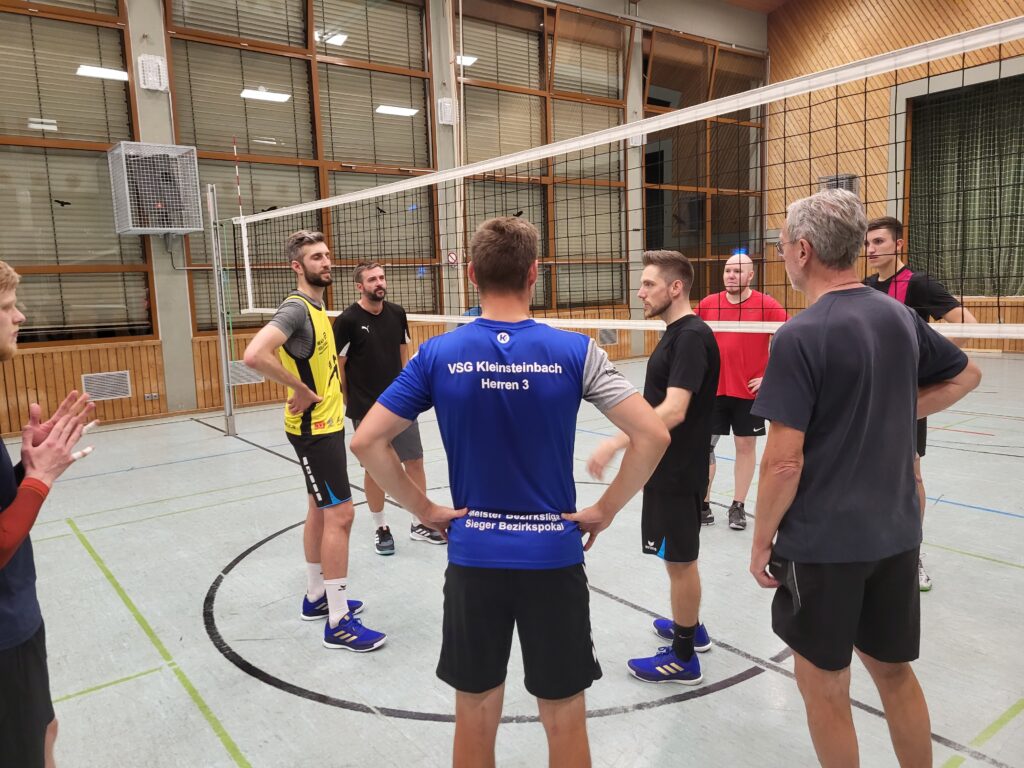 Volleyballer der VSG Kleinsteinbach Herren 1 beim Training. Foto: Daniel Vortisch